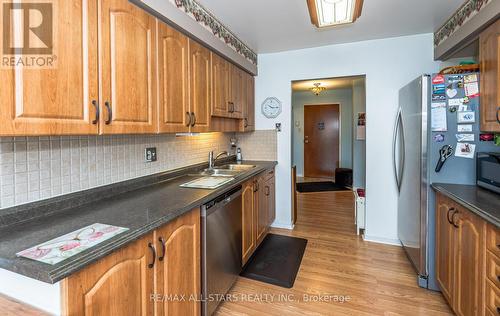 207 - 111 Grew Boulevard, Georgina (Sutton & Jackson'S Point), ON - Indoor Photo Showing Kitchen With Double Sink