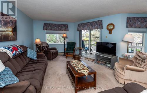 207 - 111 Grew Boulevard, Georgina (Sutton & Jackson'S Point), ON - Indoor Photo Showing Living Room