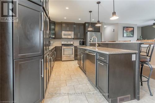 45 Village Gate Crescent, Thames Centre (Dorchester), ON - Indoor Photo Showing Kitchen With Upgraded Kitchen