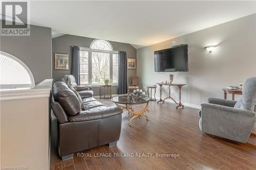 45 Village Gate Crescent, Thames Centre (Dorchester), ON - Indoor Photo Showing Living Room