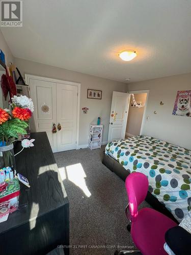 Upper - 2528 Holbrook Drive, London, ON - Indoor Photo Showing Bedroom