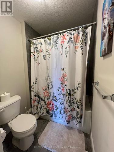 Upper - 2528 Holbrook Drive, London, ON - Indoor Photo Showing Bathroom