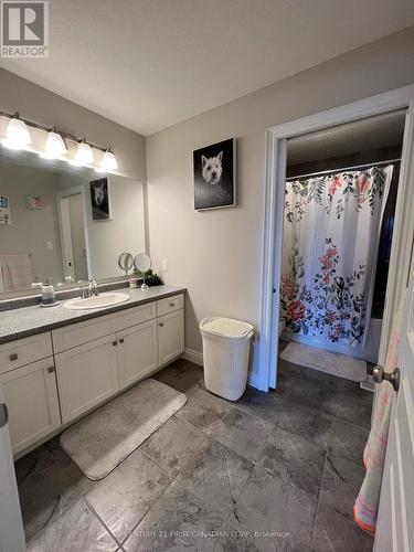 Upper - 2528 Holbrook Drive, London, ON - Indoor Photo Showing Bathroom