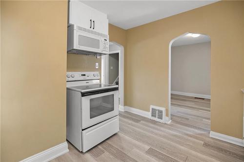 243 Holmesdale Avenue, Hamilton, ON - Indoor Photo Showing Kitchen