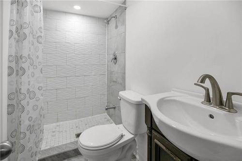 243 Holmesdale Avenue, Hamilton, ON - Indoor Photo Showing Bathroom