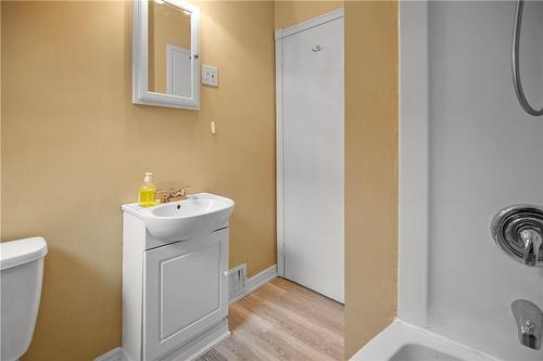 243 Holmesdale Avenue, Hamilton, ON - Indoor Photo Showing Bathroom