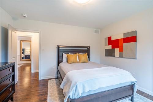 4306 Lakeshore Road, Burlington, ON - Indoor Photo Showing Bedroom