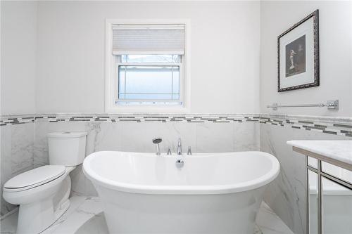 4306 Lakeshore Road, Burlington, ON - Indoor Photo Showing Bathroom