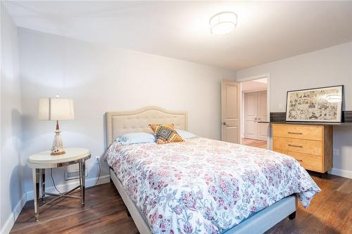 4306 Lakeshore Road, Burlington, ON - Indoor Photo Showing Bedroom