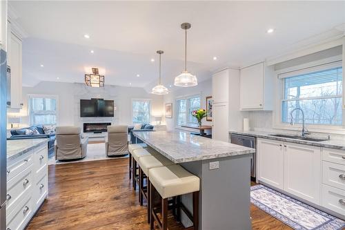 4306 Lakeshore Road, Burlington, ON - Indoor Photo Showing Kitchen With Upgraded Kitchen