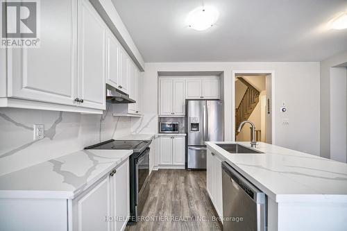 21 Fallharvest Way, Whitchurch-Stouffville (Stouffville), ON - Indoor Photo Showing Kitchen With Upgraded Kitchen