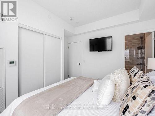 1910 - 32 Forest Manor Road, Toronto (Henry Farm), ON - Indoor Photo Showing Bedroom