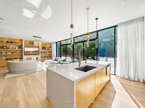 17 Nesbitt Dr, Toronto, ON - Indoor Photo Showing Kitchen