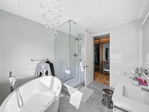 17 Nesbitt Dr, Toronto, ON - Indoor Photo Showing Bathroom