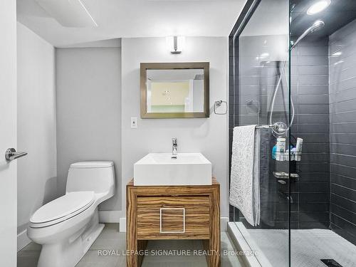 17 Nesbitt Dr, Toronto, ON - Indoor Photo Showing Bathroom