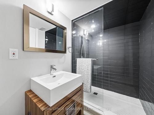 17 Nesbitt Dr, Toronto, ON - Indoor Photo Showing Bathroom