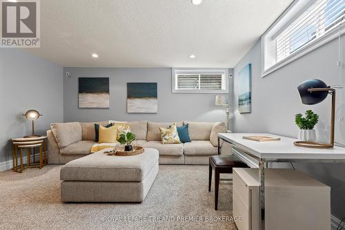 892 Talisman Crescent, London, ON - Indoor Photo Showing Living Room