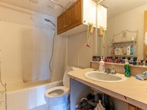 3580 Cariboo Hwy 97, Cache Creek, BC - Indoor Photo Showing Bathroom