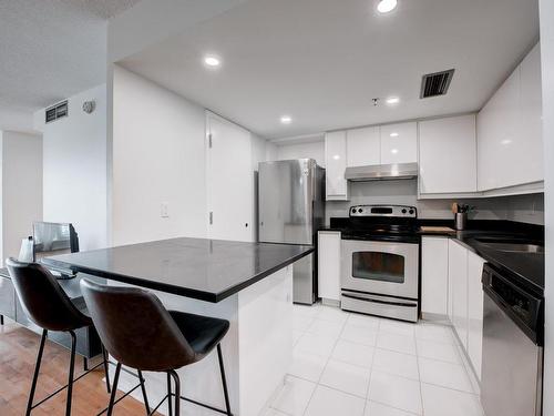 Kitchen - 1405-1625 Av. Lincoln, Montréal (Ville-Marie), QC - Indoor Photo Showing Kitchen