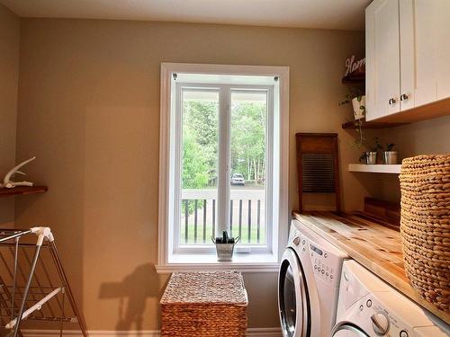 Salle de lavage - 205 Rue François-Hazeur, La Malbaie, QC - Indoor Photo Showing Laundry Room