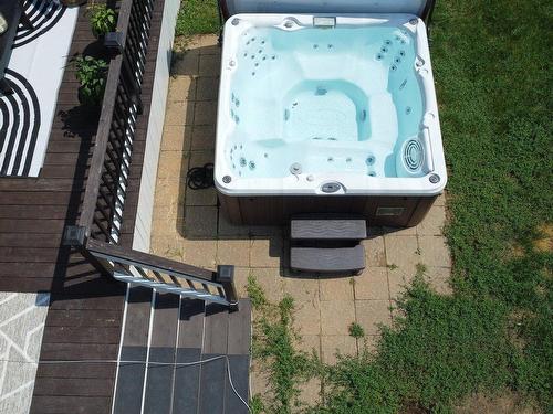 Hot tub - 205 Rue François-Hazeur, La Malbaie, QC - Outdoor