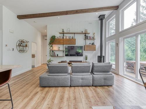 Salon - 6821 Rg Ste-Rose, Notre-Dame-De-Lourdes, QC - Indoor Photo Showing Living Room