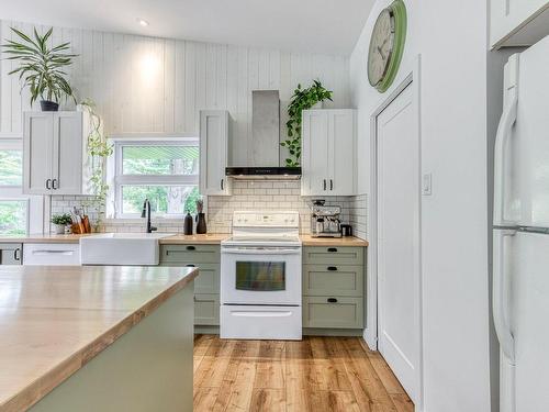 Cuisine - 6821 Rg Ste-Rose, Notre-Dame-De-Lourdes, QC - Indoor Photo Showing Kitchen