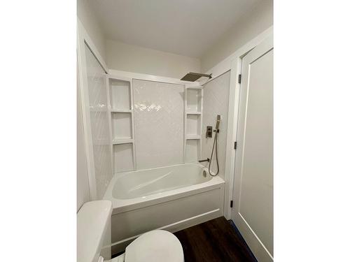 314 Fir Street, Castlegar, BC - Indoor Photo Showing Bathroom