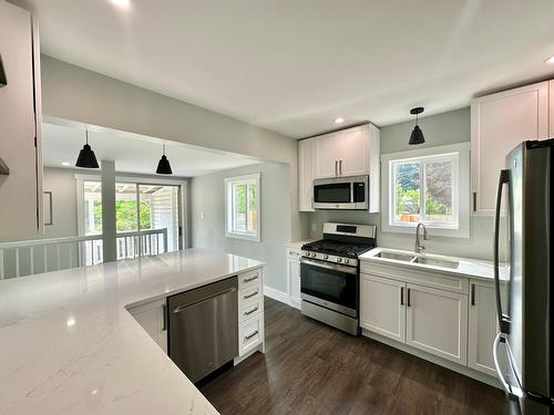 314 Fir Street, Castlegar, BC - Indoor Photo Showing Kitchen With Double Sink