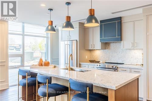 807 - 470 Dundas Street E, Hamilton (Waterdown), ON - Indoor Photo Showing Kitchen With Double Sink With Upgraded Kitchen