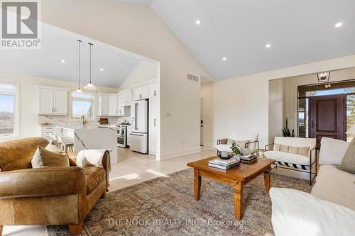 418 Golf Course Road, Kawartha Lakes, ON - Indoor Photo Showing Living Room