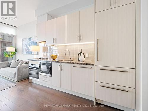 824 - 39 Queens Quay E, Toronto (Waterfront Communities), ON - Indoor Photo Showing Kitchen With Upgraded Kitchen