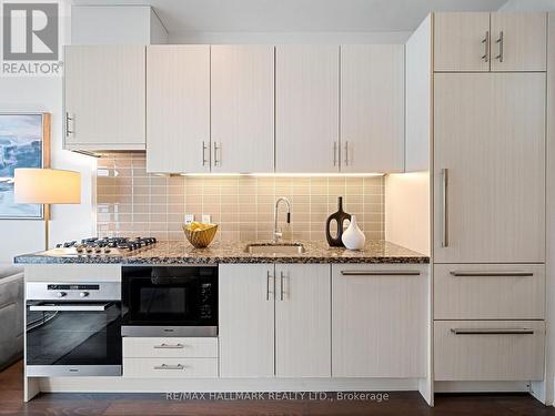 824 - 39 Queens Quay E, Toronto (Waterfront Communities), ON - Indoor Photo Showing Kitchen With Upgraded Kitchen