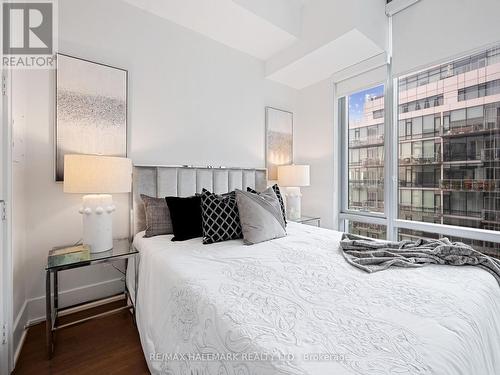 824 - 39 Queens Quay E, Toronto (Waterfront Communities), ON - Indoor Photo Showing Bedroom