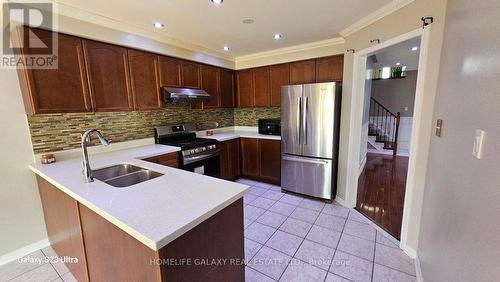 15 Hutton Place, Clarington (Bowmanville), ON - Indoor Photo Showing Kitchen With Double Sink With Upgraded Kitchen