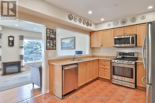 11 Jarrett Court, Vaughan (Vellore Village), ON - Indoor Photo Showing Kitchen