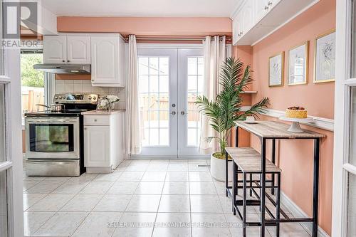 129 Spyglass Hill Road, Vaughan, ON - Indoor Photo Showing Kitchen