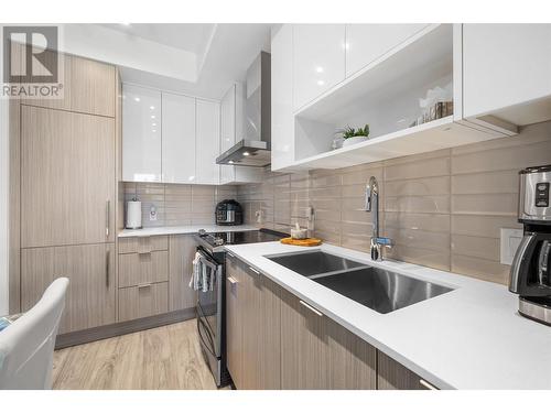 1775 Chapman Place Unit# 126 Lot# 22, Kelowna, BC - Indoor Photo Showing Kitchen With Double Sink With Upgraded Kitchen