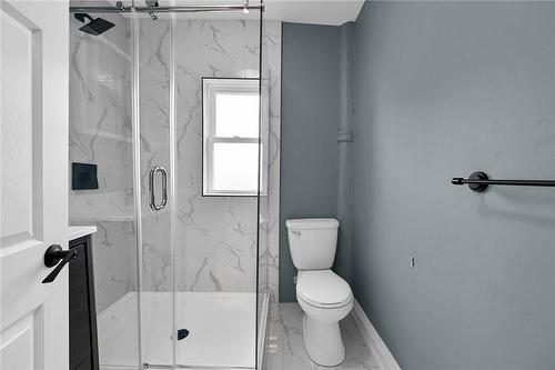 33 Shaw Street, Hamilton, ON - Indoor Photo Showing Bathroom