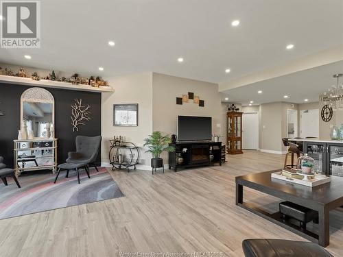 5151 Riverside East Unit# 304, Windsor, ON - Indoor Photo Showing Living Room