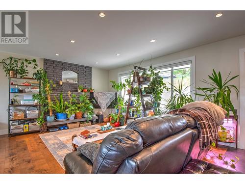 7048 Appaloosa Way, Vernon, BC - Indoor Photo Showing Living Room