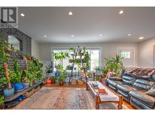 7048 Appaloosa Way, Vernon, BC - Indoor Photo Showing Living Room