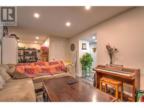 7048 Appaloosa Way, Vernon, BC - Indoor Photo Showing Living Room