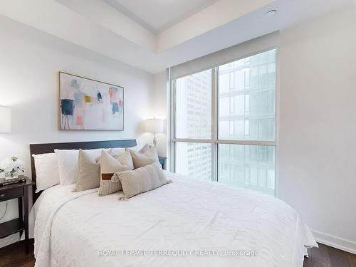 2412-1 Yorkville Ave, Toronto, ON - Indoor Photo Showing Bedroom