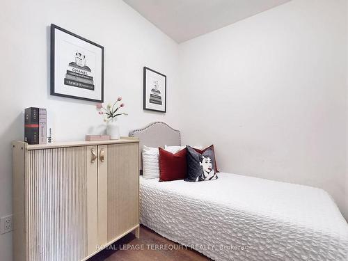 2412-1 Yorkville Ave, Toronto, ON - Indoor Photo Showing Bedroom