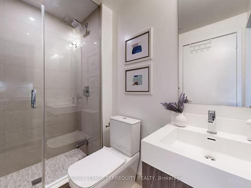 2412-1 Yorkville Ave, Toronto, ON - Indoor Photo Showing Bathroom