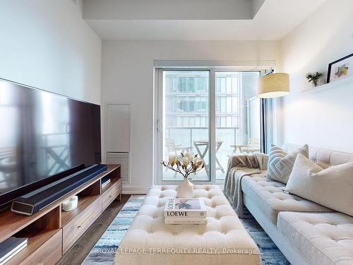 2412-1 Yorkville Ave, Toronto, ON - Indoor Photo Showing Living Room