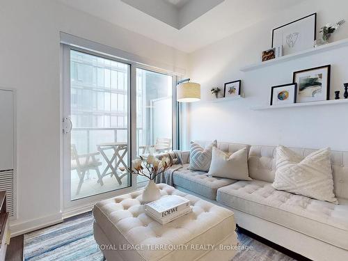 2412-1 Yorkville Ave, Toronto, ON - Indoor Photo Showing Living Room