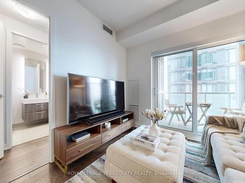 2412-1 Yorkville Ave, Toronto, ON - Indoor Photo Showing Living Room