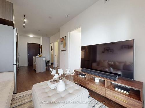 2412-1 Yorkville Ave, Toronto, ON - Indoor Photo Showing Living Room